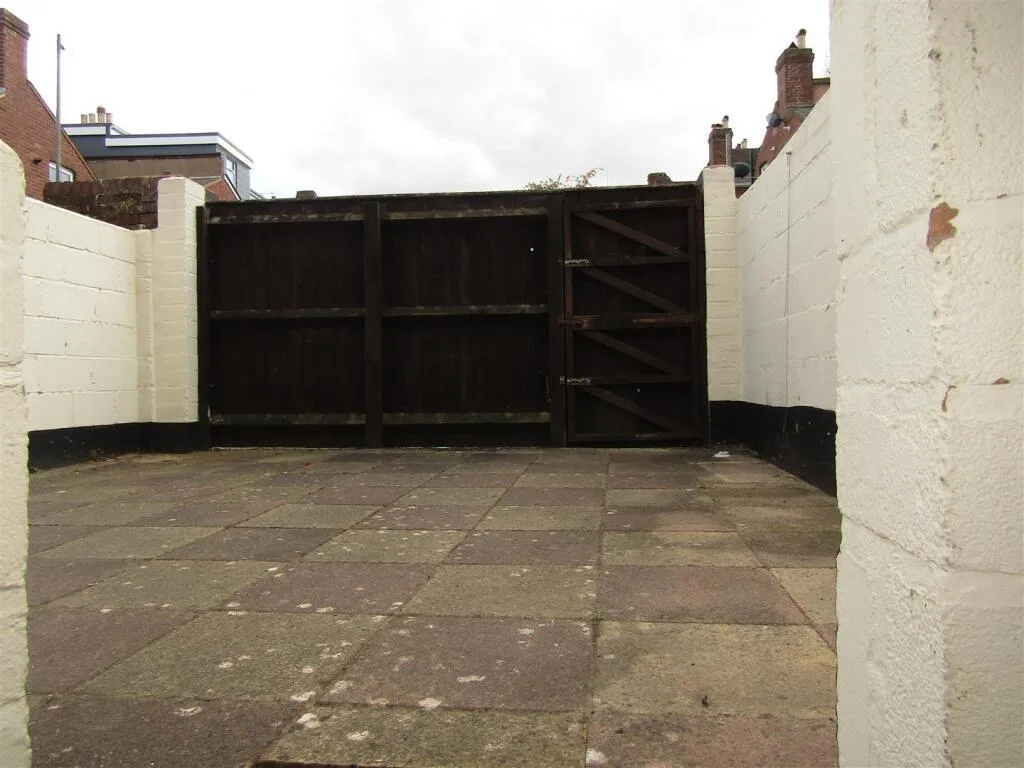 5 bedroom terraced house for rent