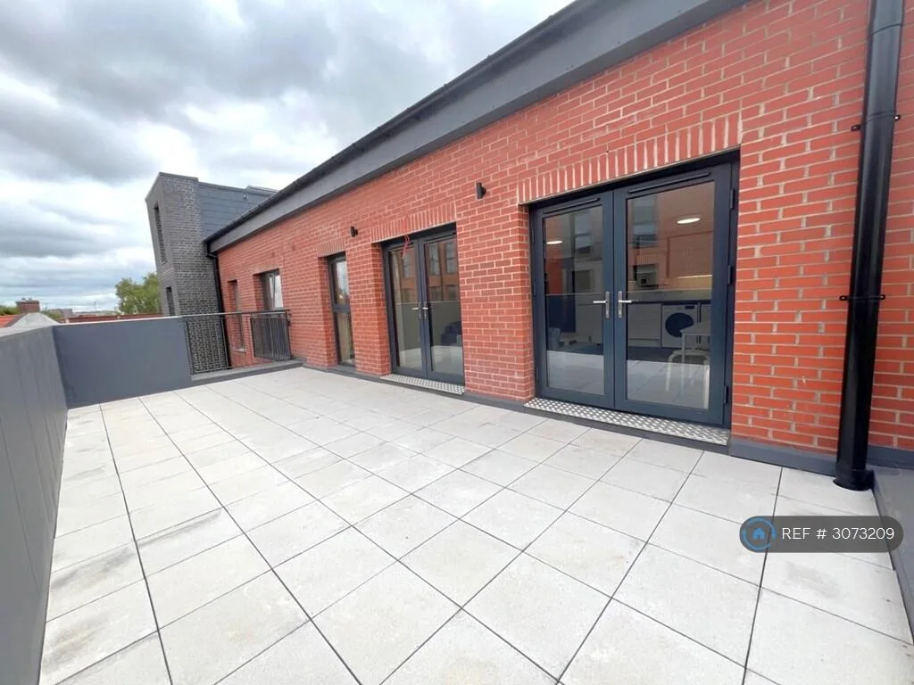 5 bedroom flat for rent