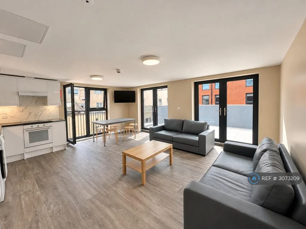 5 bedroom flat for rent