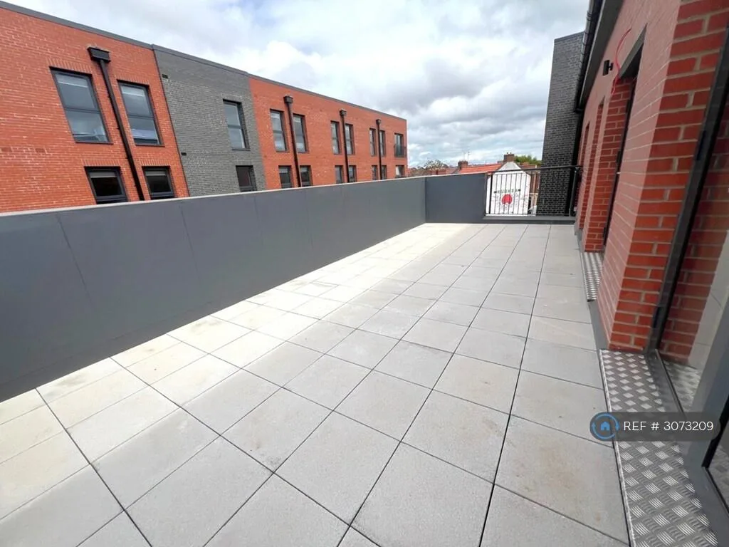 5 bedroom flat for rent