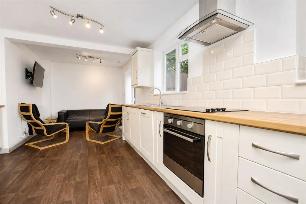 6 bedroom house for rent