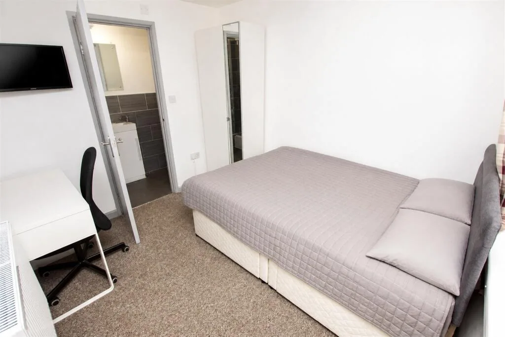 6 bedroom house for rent