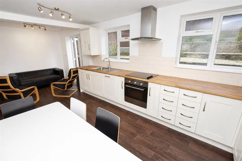 6 bedroom house for rent
