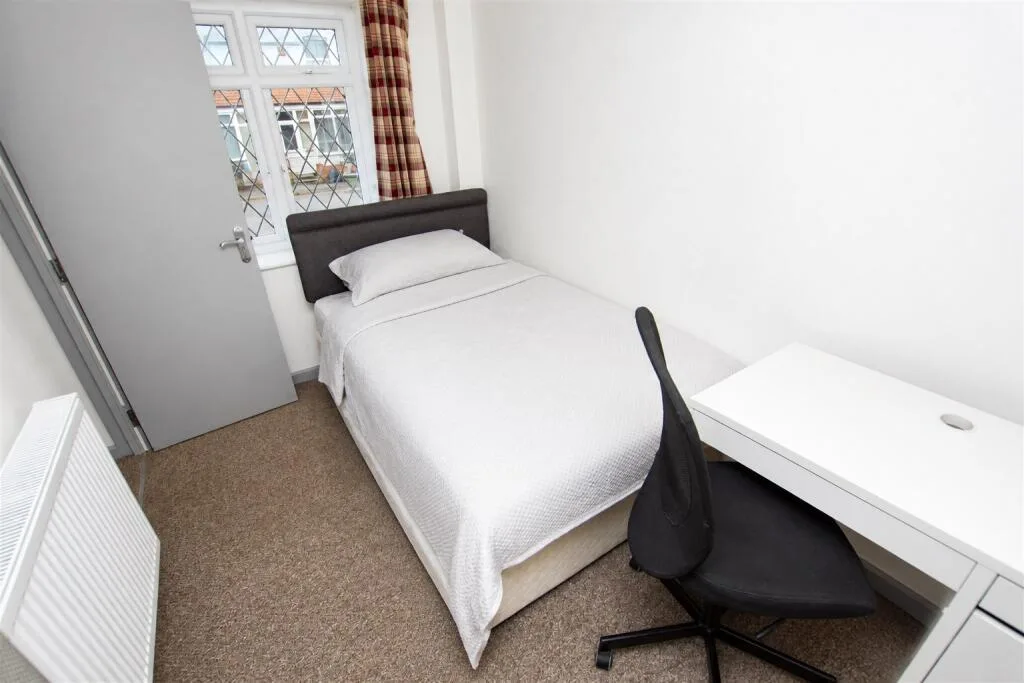 6 bedroom house for rent