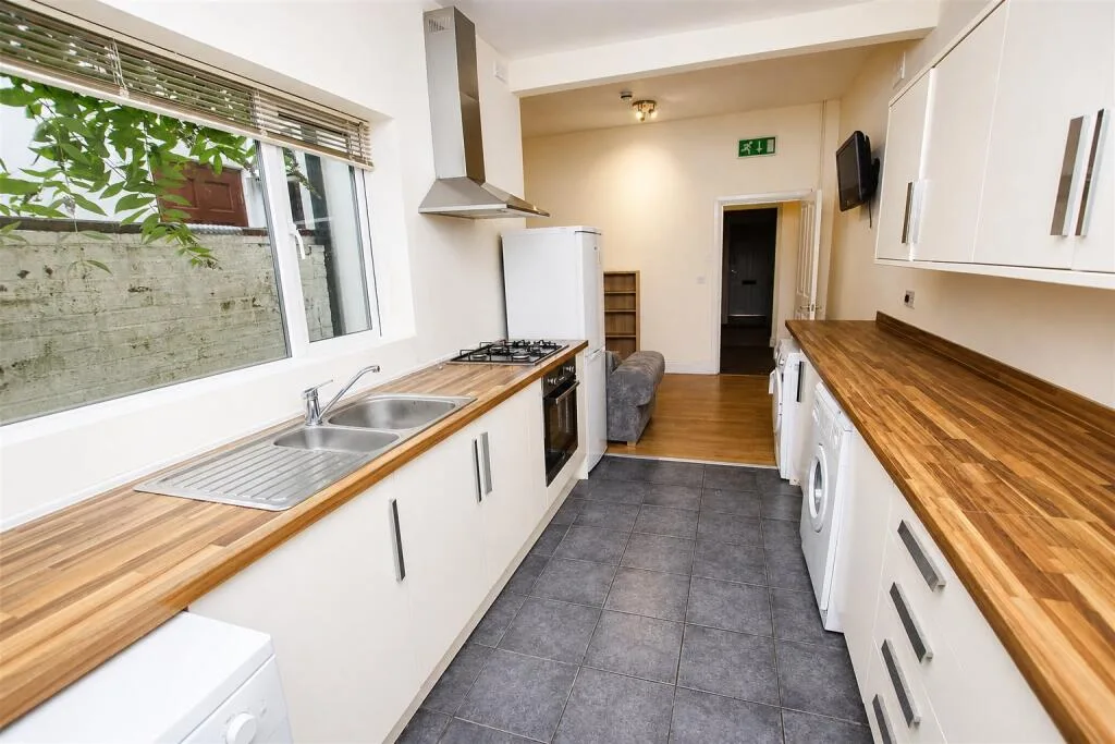 6 bedroom house for rent