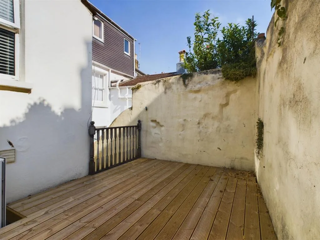 3 bedroom maisonette for rent