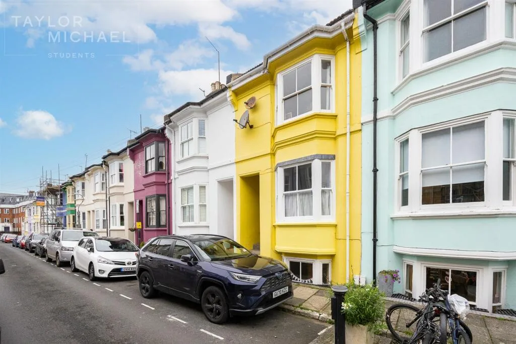 5 bedroom terraced house for rent