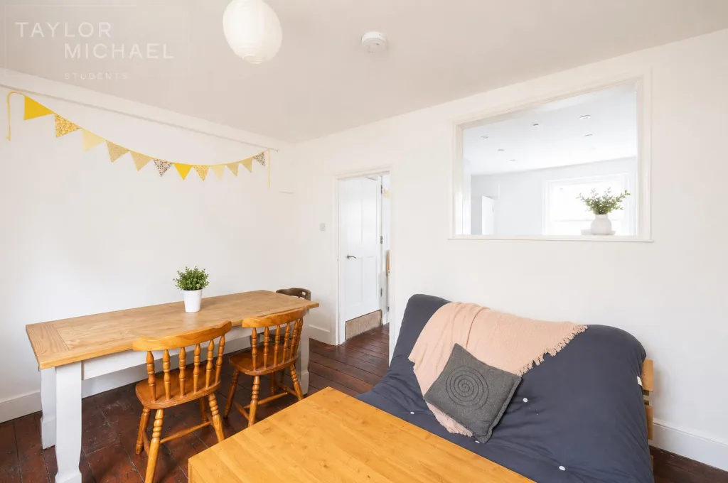 5 bedroom terraced house for rent