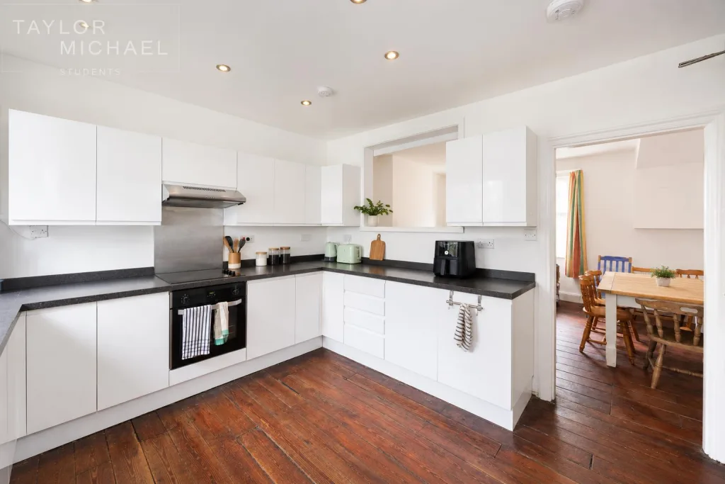 5 bedroom terraced house for rent