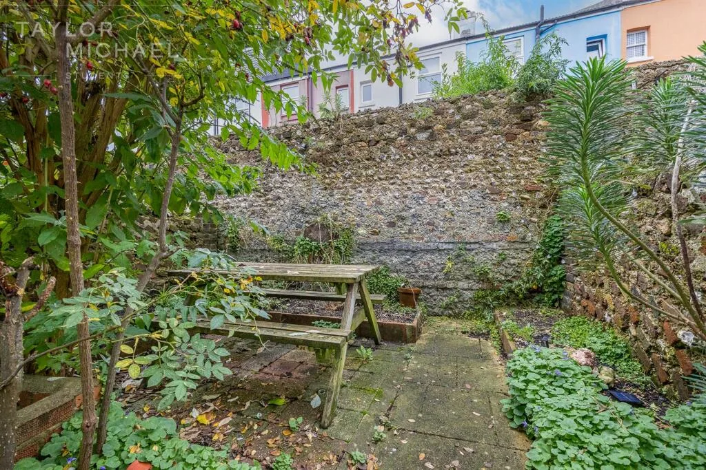 5 bedroom terraced house for rent