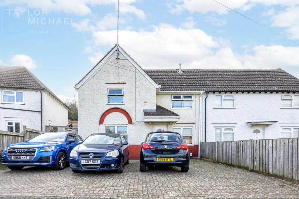 5 bedroom semi-detached house for rent