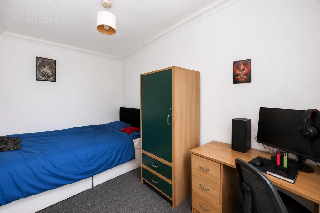 5 bedroom semi-detached house for rent