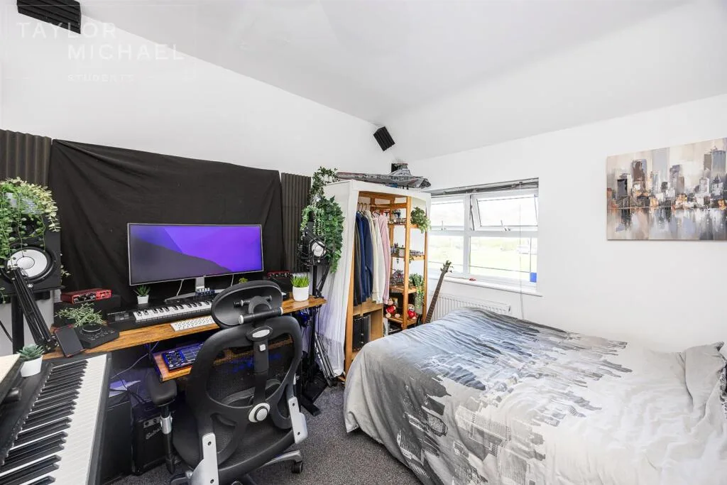 5 bedroom semi-detached house for rent