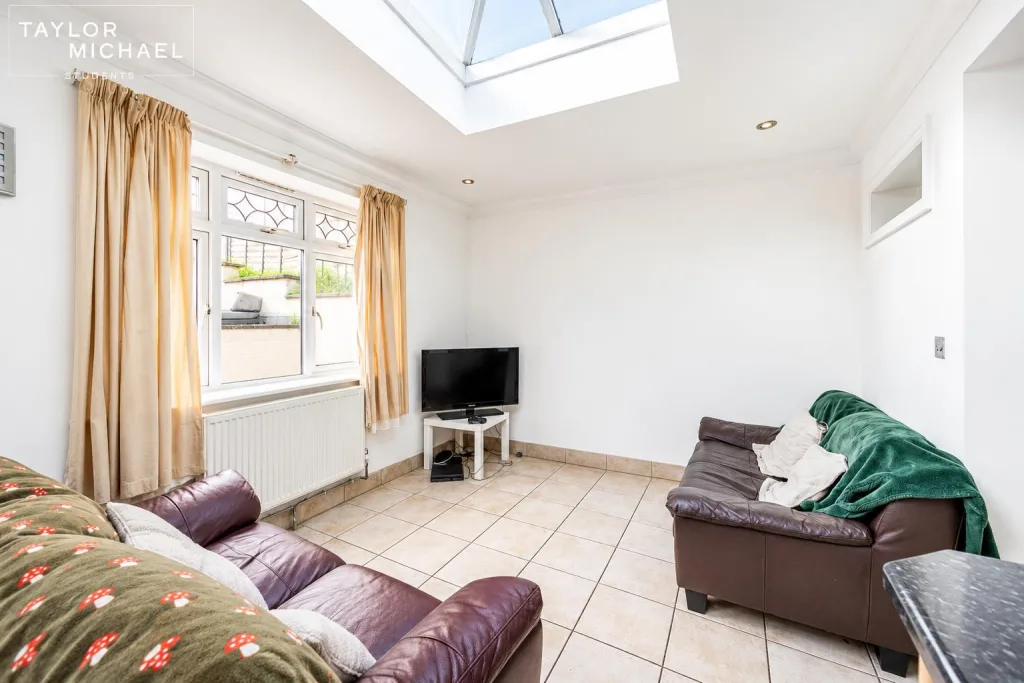 5 bedroom semi-detached house for rent