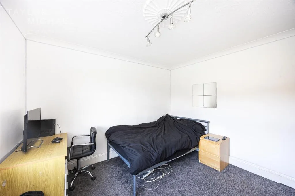 5 bedroom semi-detached house for rent