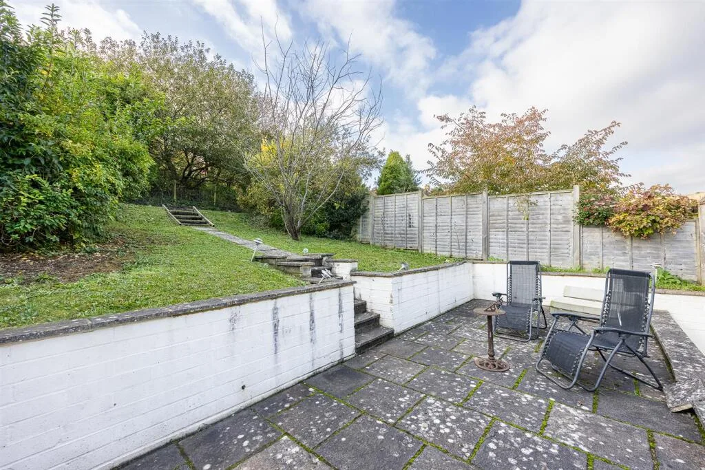 5 bedroom semi-detached house for rent