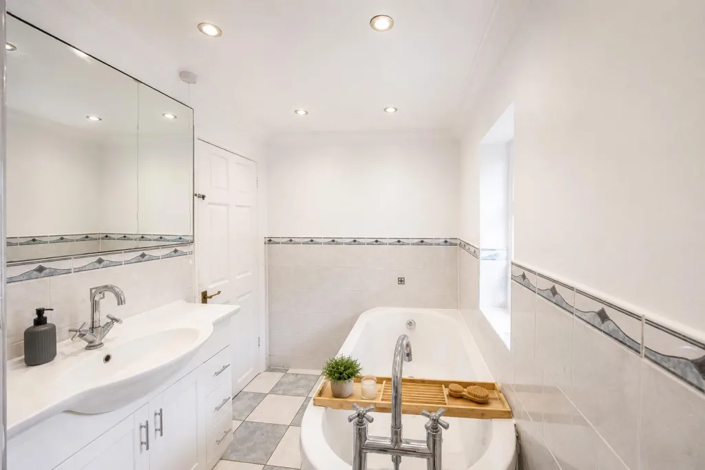 5 bedroom semi-detached house for rent