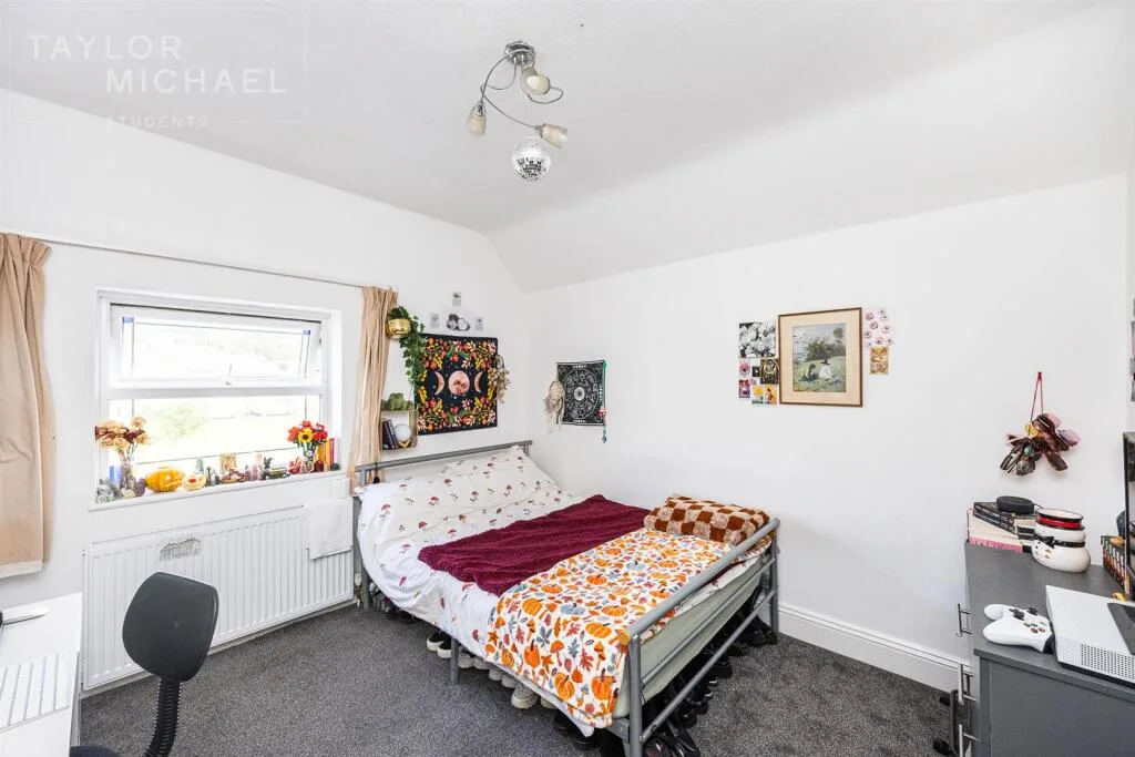 5 bedroom semi-detached house for rent