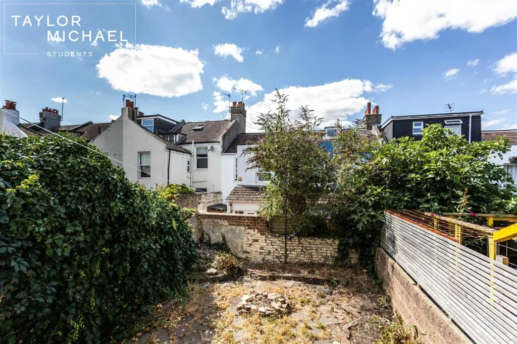 5 bedroom terraced house for rent