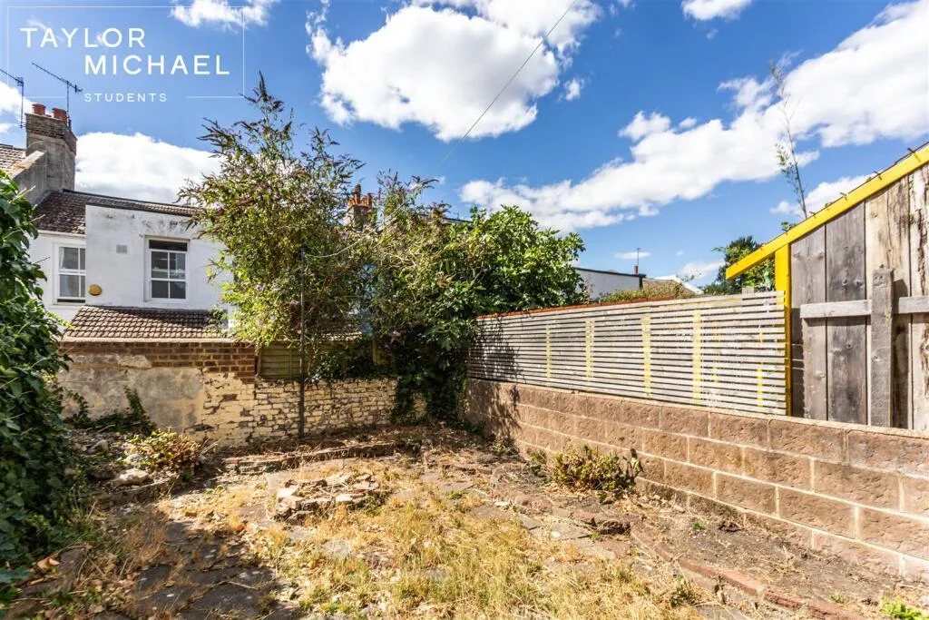 5 bedroom terraced house for rent