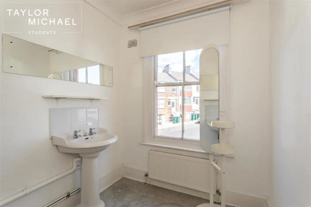 5 bedroom terraced house for rent