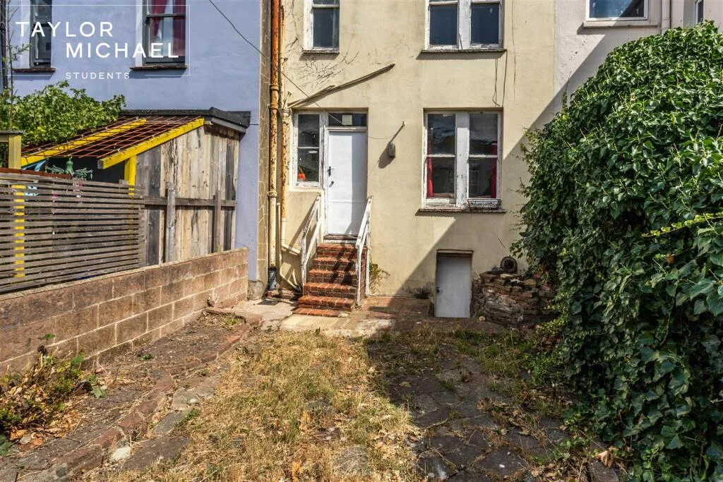 5 bedroom terraced house for rent