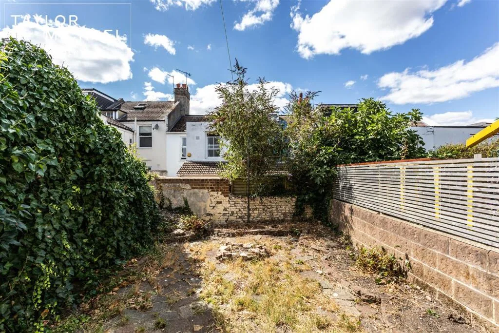 5 bedroom terraced house for rent