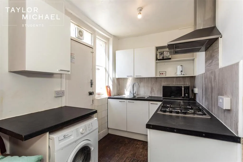 5 bedroom terraced house for rent