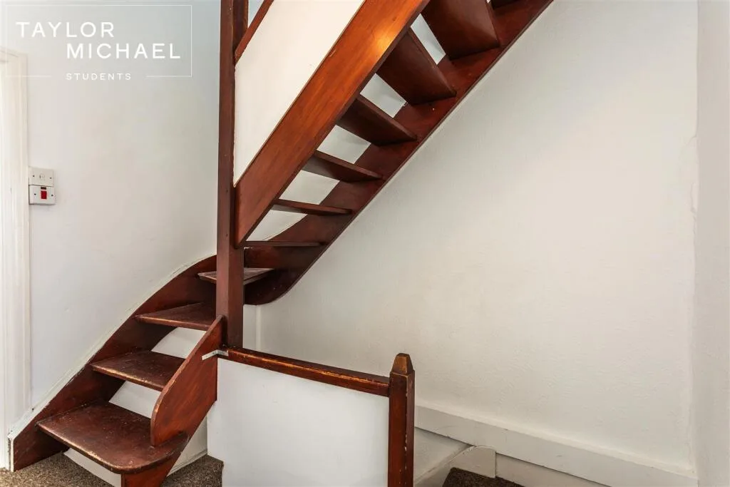 5 bedroom terraced house for rent