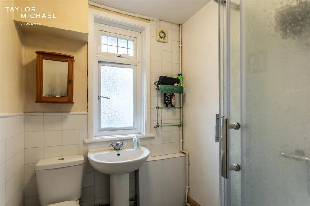 6 bedroom terraced house for rent