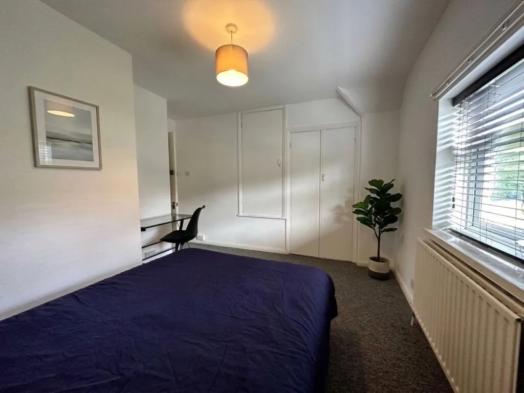 6 bedroom semi-detached house for rent