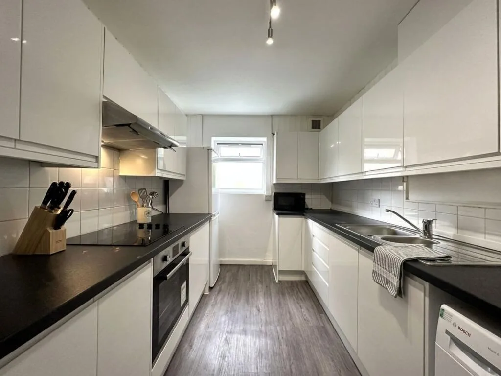 6 bedroom semi-detached house for rent