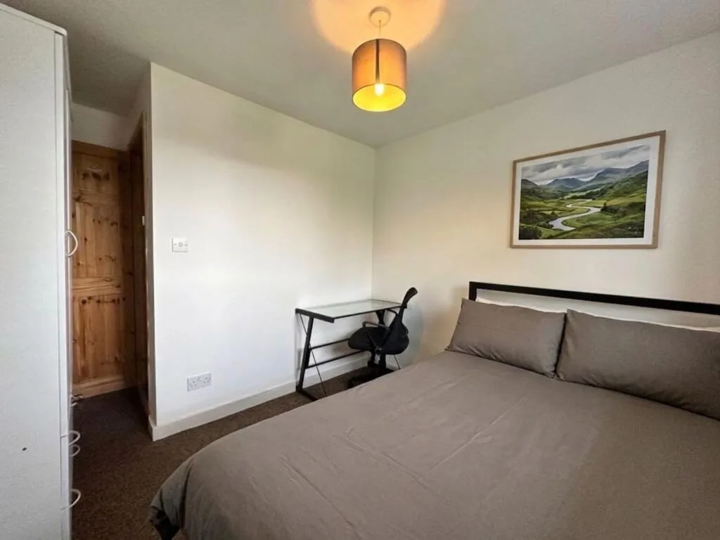 6 bedroom semi-detached house for rent