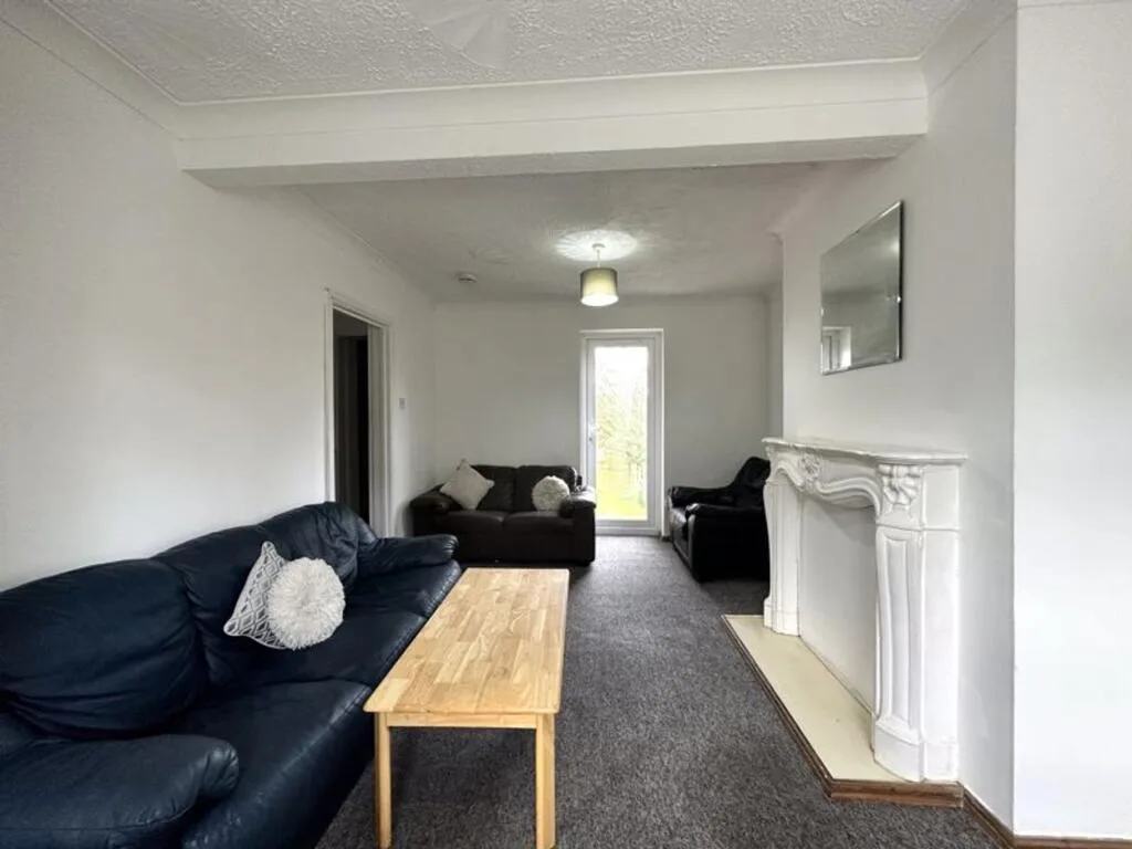 6 bedroom semi-detached house for rent
