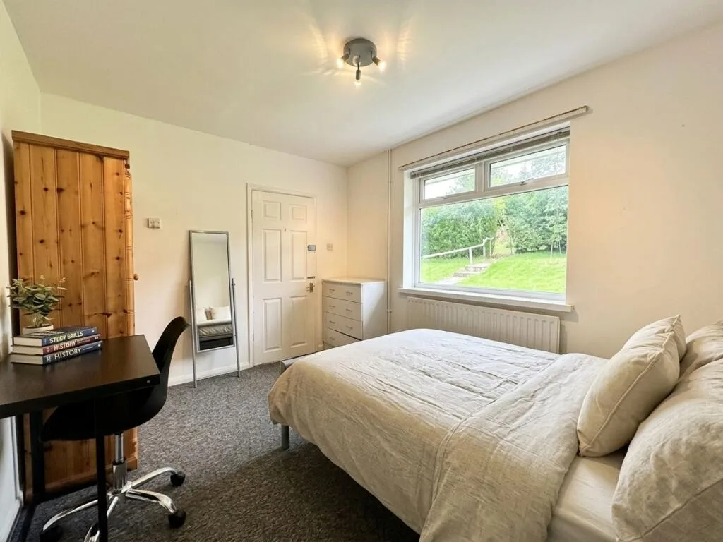 6 bedroom semi-detached house for rent