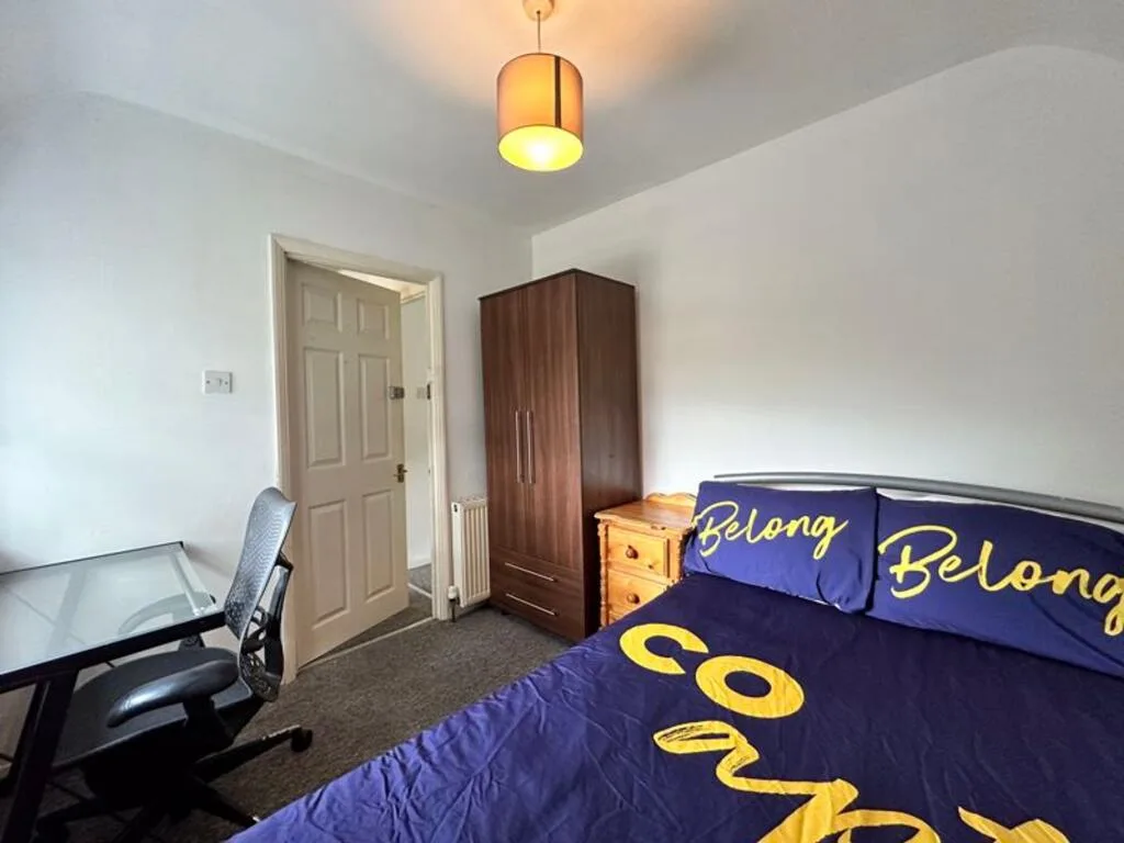 6 bedroom semi-detached house for rent