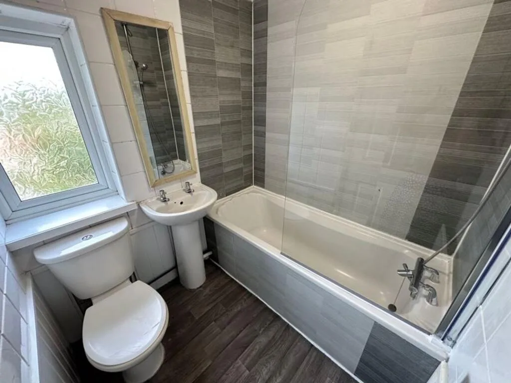 6 bedroom semi-detached house for rent