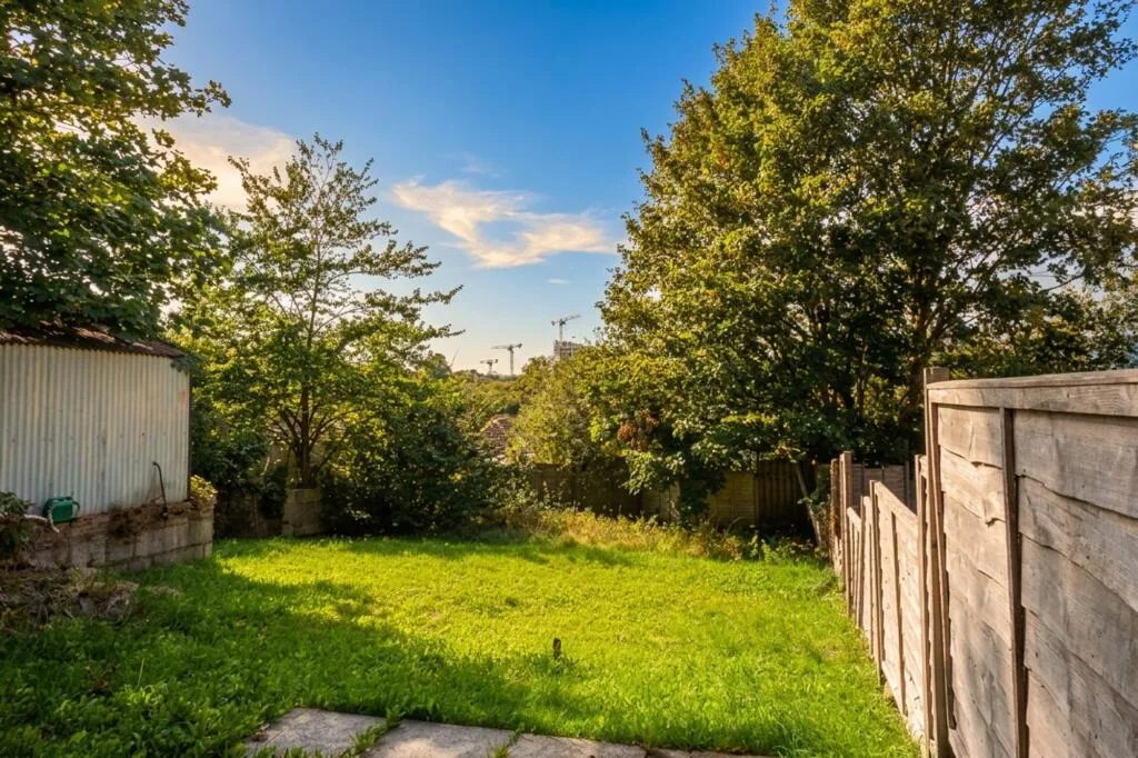 6 bedroom semi-detached house for rent