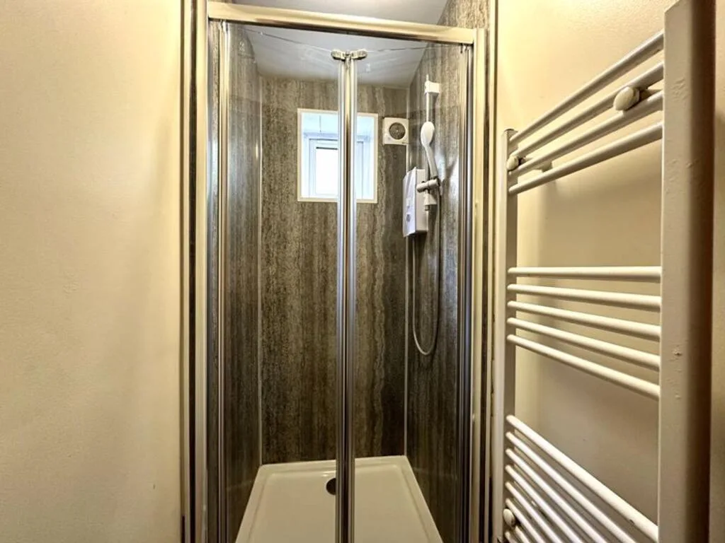 6 bedroom semi-detached house for rent