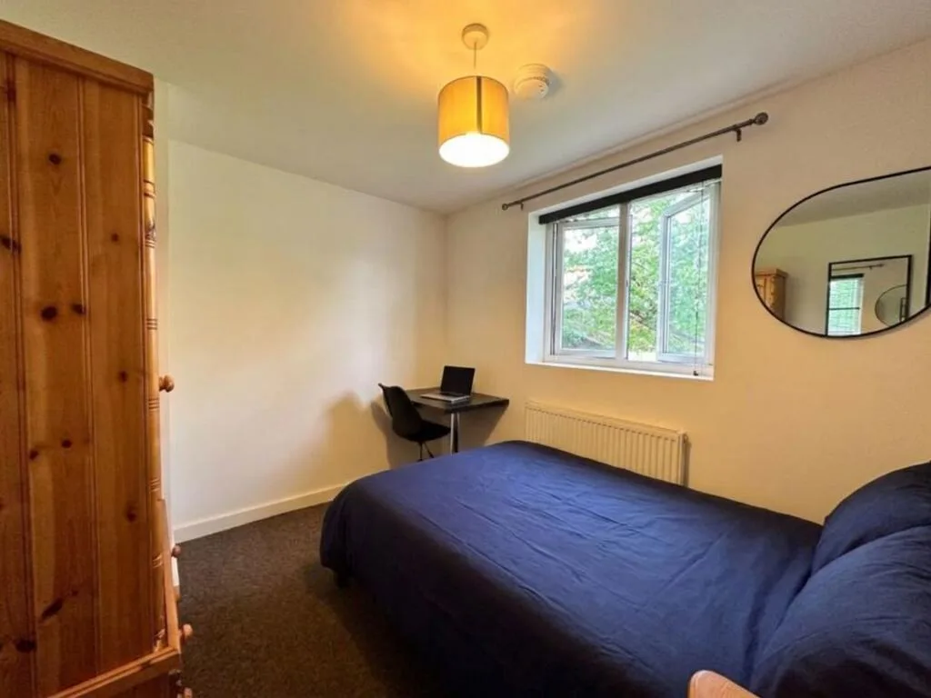 6 bedroom semi-detached house for rent