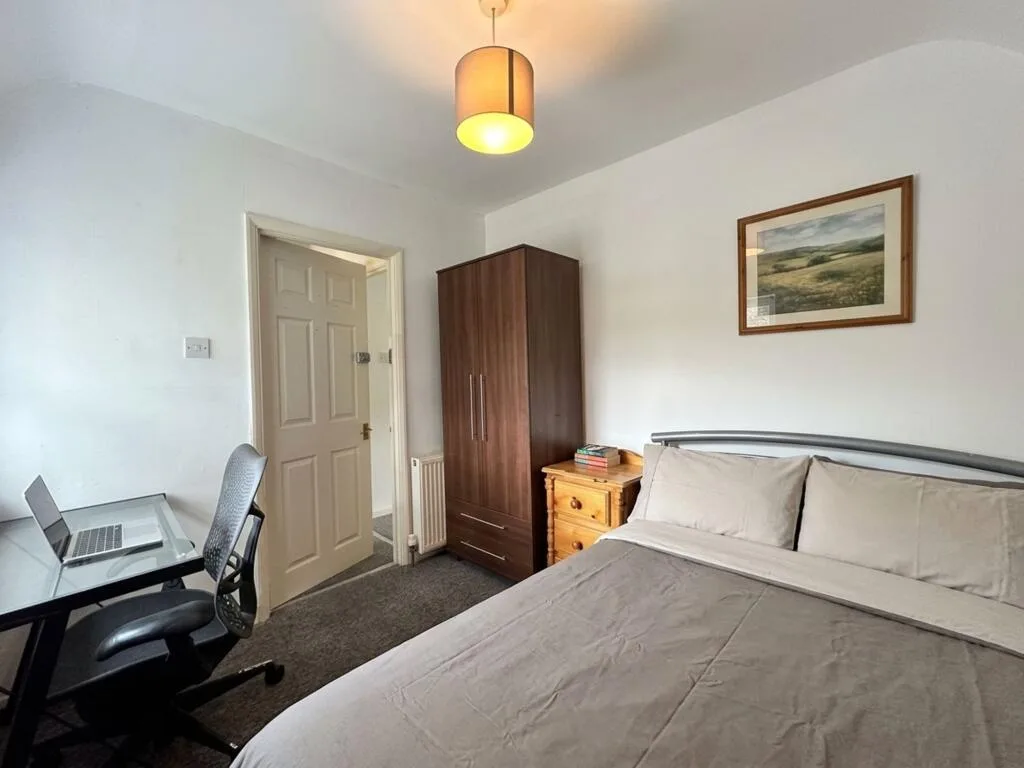 6 bedroom semi-detached house for rent