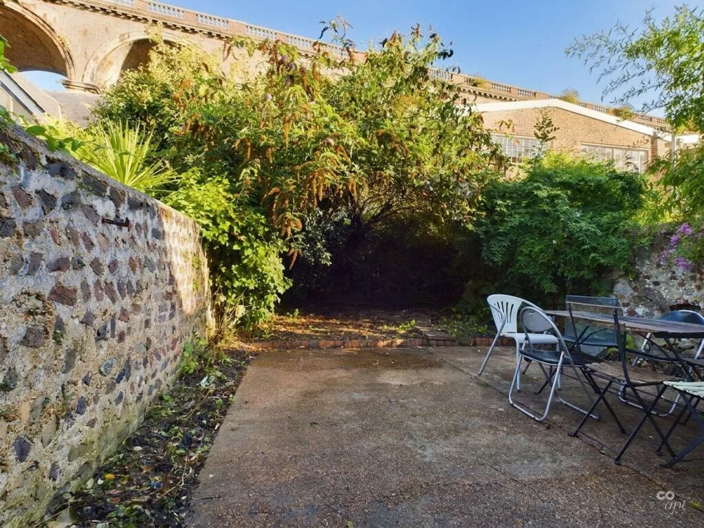 8 bedroom terraced house for rent