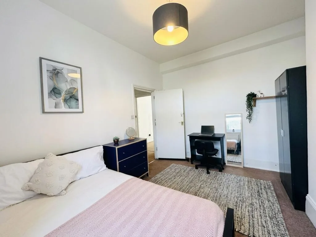 8 bedroom terraced house for rent