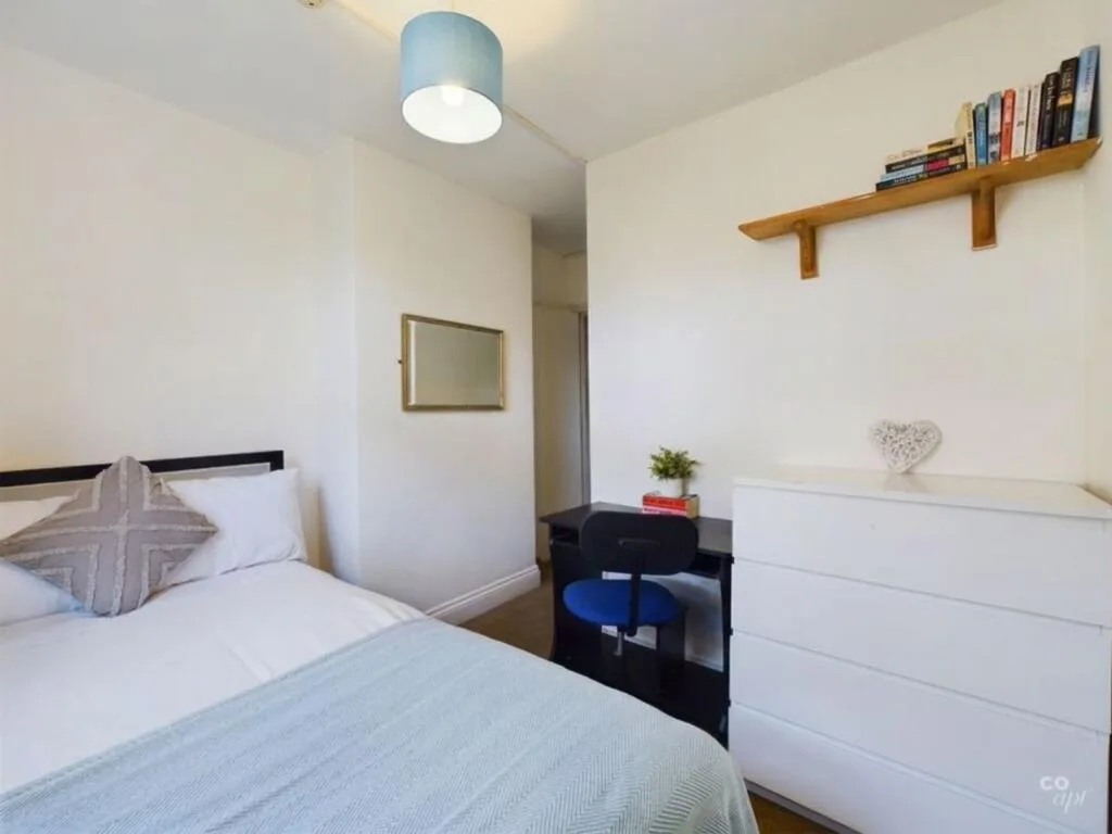8 bedroom terraced house for rent