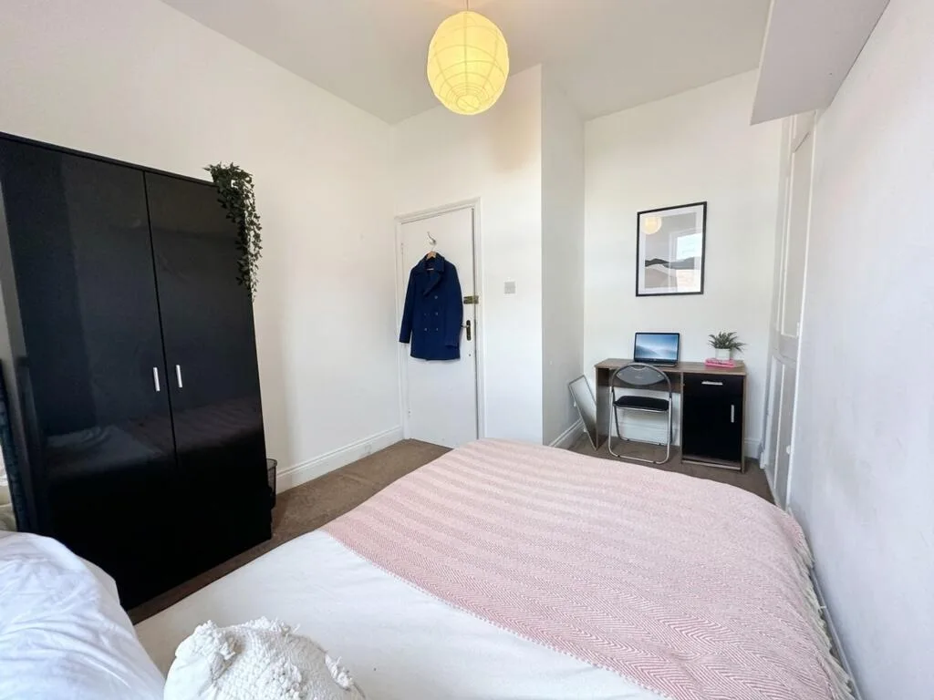 8 bedroom terraced house for rent
