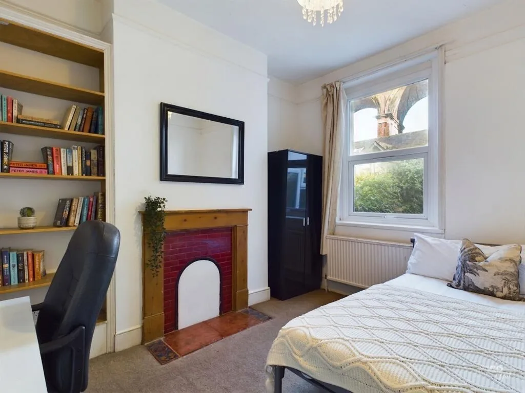 8 bedroom terraced house for rent