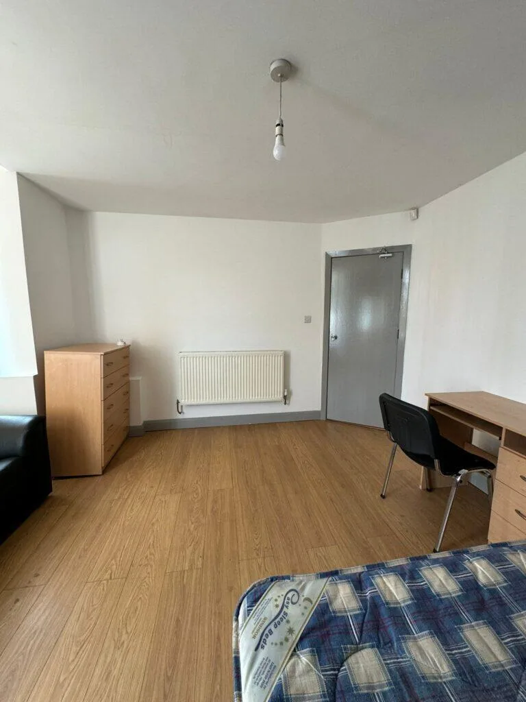 9 bedroom semi-detached house for rent