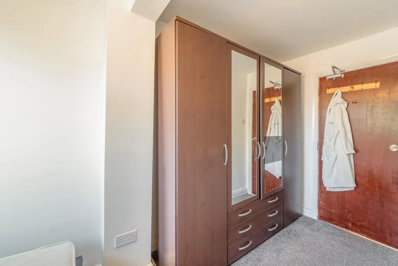 5 bedroom end of terrace house for rent