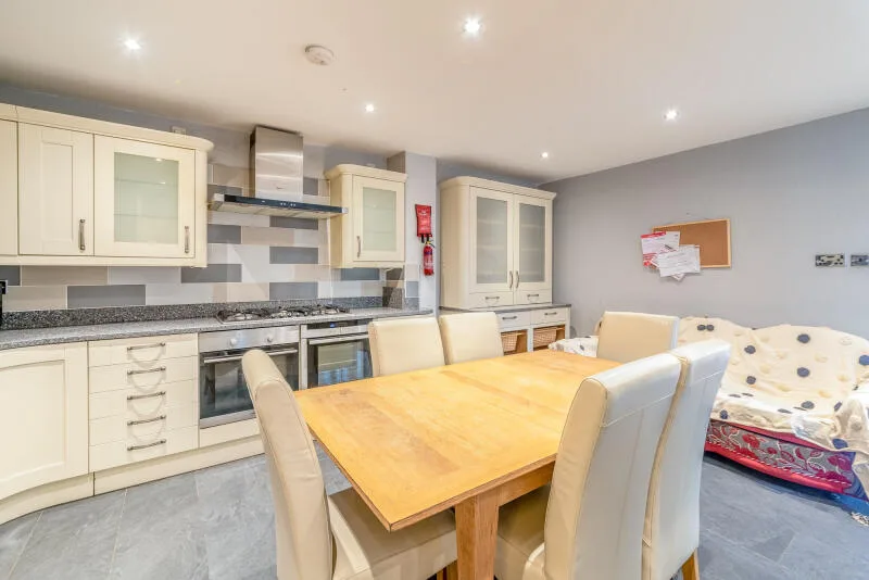 5 bedroom end of terrace house for rent