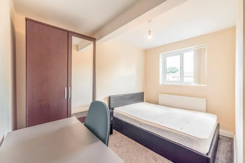 5 bedroom end of terrace house for rent